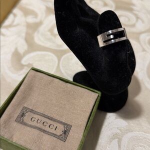 Gucci stunning luxury silver ring. dust pouch, Box and ribbon included